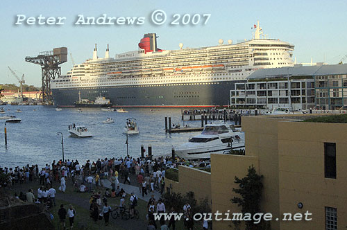 QM2 at Garden Island Sydney from the Domain side of Woolloomooloo Bay.