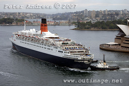 QE2 passing the Sydney Opera House on Bennelong Point.
