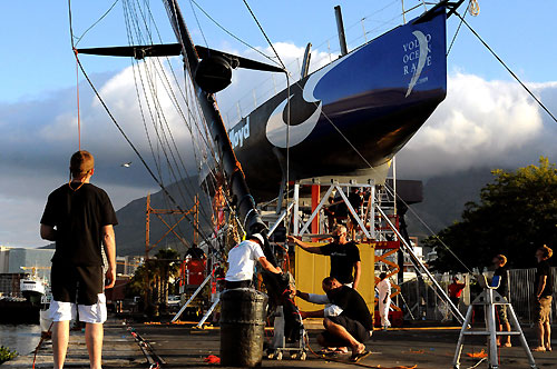 Delta Lloyd fit their mast during the Cape Town stopover. Photo copyright Dave Kneale / Volvo Ocean Race.